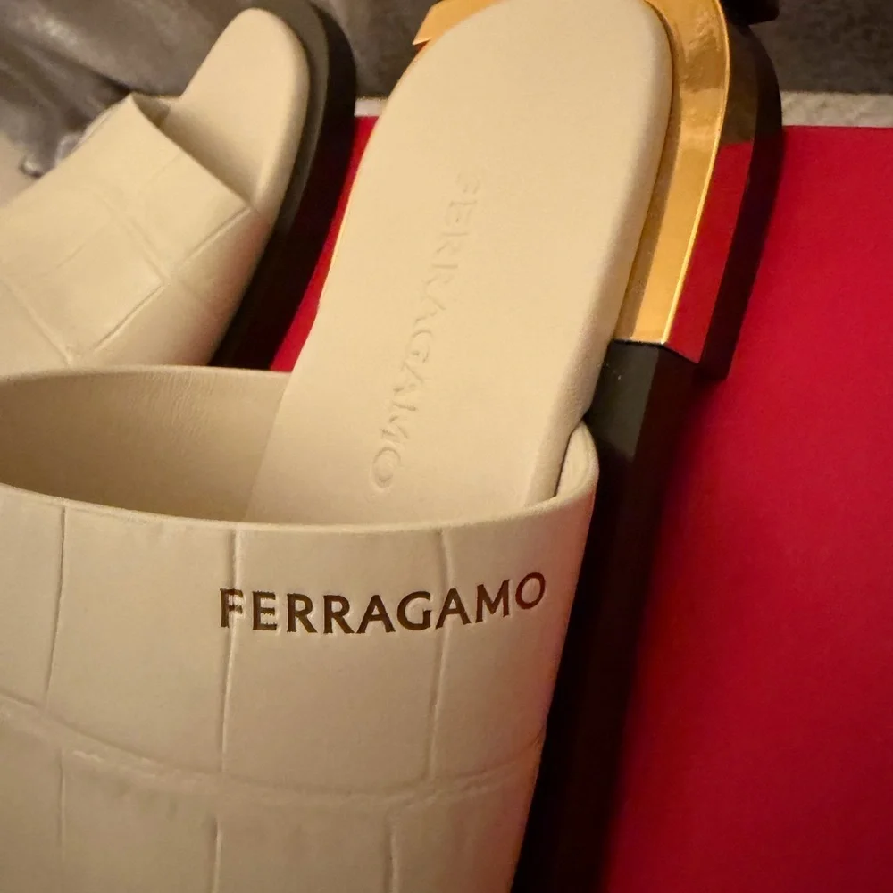 Salvatore Ferragamo Cream Slide Sandals NEW - Picture 5 of 9